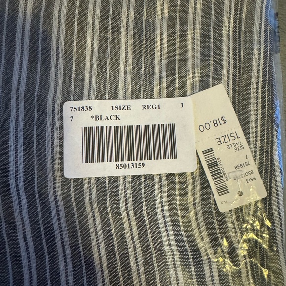 Two new scarves with tags - Picture 5 of 6